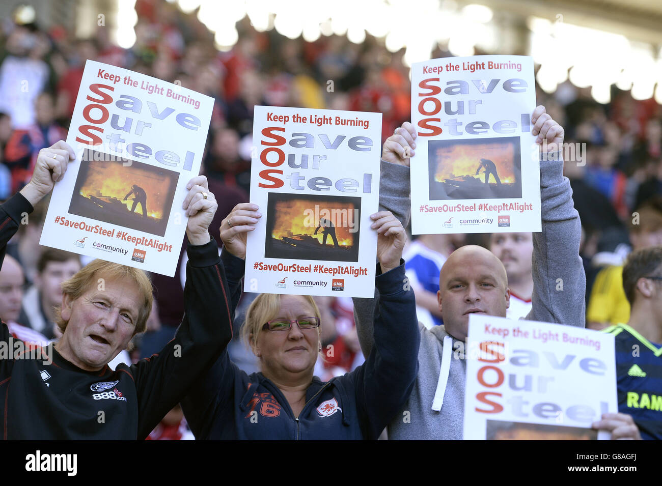 Middlesbrough-Fans halten während des Sky Bet Championship-Spiels im Riverside Stadium, Middlesbrough, Karten zur Unterstützung des Teesside Steelworks hoch. Stockfoto