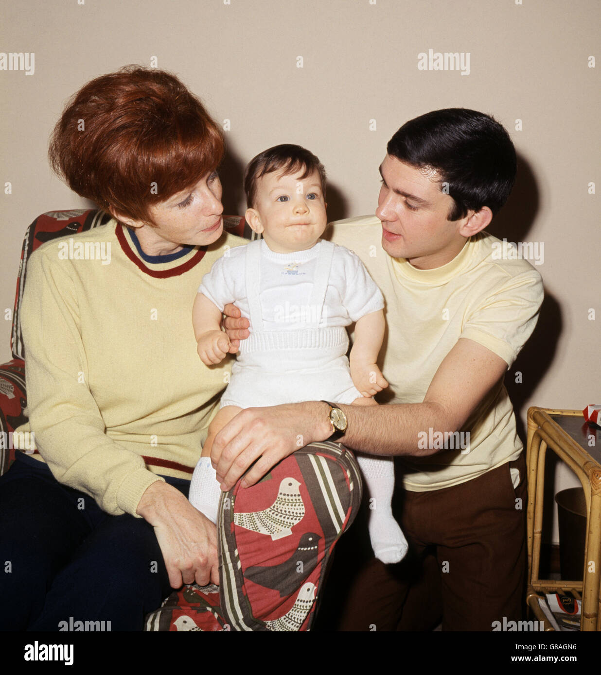 Der amerikanische Popsänger Gene Pitney mit seiner Frau Lynn und ihrem 7 Monate alten Baby Todd in London. Stockfoto