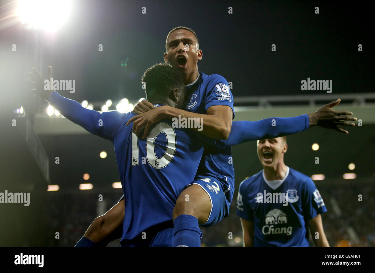 Evertons Romelu Lukaku (links) feiert das dritte Tor seiner Seite Des Spiels mit Teamkollegen Brendan Galloway Stockfoto