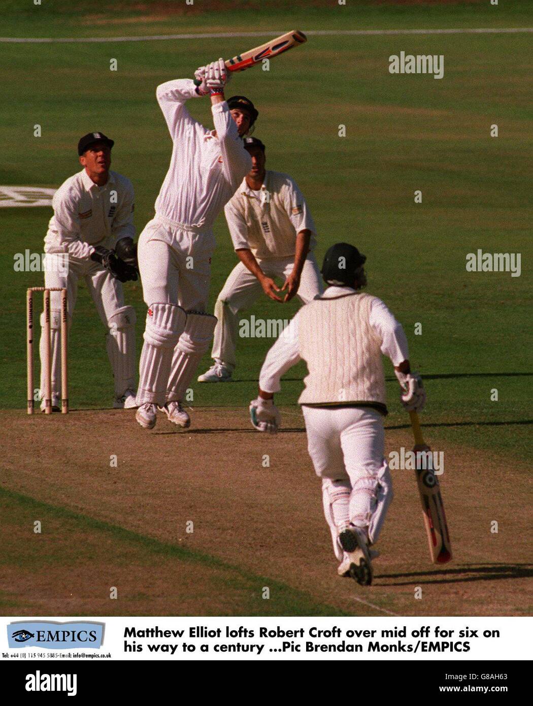 Matthew Elliot loftet Robert Croft über Mitte weg für sechs auf seinem Weg zu einem Jahrhundert. Stockfoto