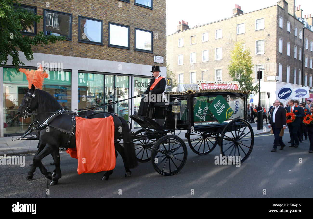 Die Online-Immobilienagentur easyProperty führt eine „große“ Beerdigung durch Westminster in London durch, um den „Tod der Immobilienagentur und ihre erpresserischen Provisionen“ zu signalisieren. Stockfoto