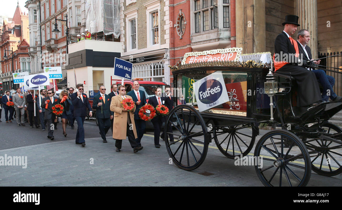 Die Online-Immobilienagentur easyProperty führt eine „große“ Beerdigung durch Westminster in London durch, um den „Tod der Immobilienagentur und ihre erpresserischen Provisionen“ zu signalisieren. Stockfoto