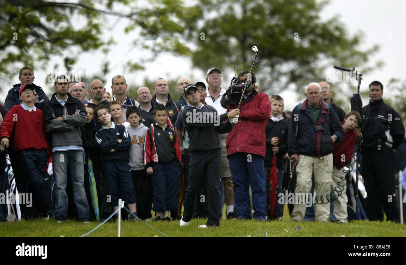 Golf - The Wales Open 2005 - Celtic Manor. Der irische Paul McGinlay spielt seinen zweiten Schuss auf das 7. Green. Stockfoto