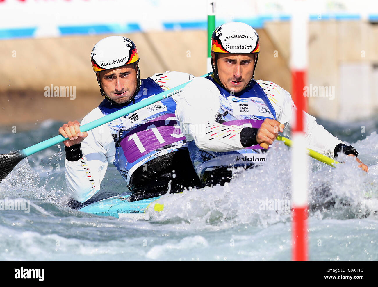 Die Deutschen Kevin Muller (links) und Kai Mueller beim Halbfinale des C2 der Männer am vierten Tag der ICF Kanuslalom-Weltmeisterschaft 2015 im Lee Valley White Water Center, London. DRÜCKEN SIE VERBANDSFOTO. Bilddatum: Samstag, 19. September 2015. Siehe PA Geschichte KANUSPORT Welt. Bildnachweis sollte lauten: Simon Cooper/PA Wire. Stockfoto