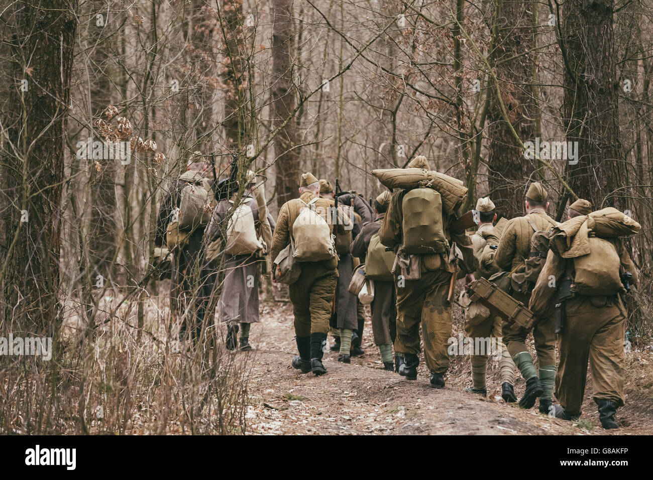 Gruppe von nicht identifizierten Reenactor verkleidet als Zweiter Weltkrieg russischen sowjetischen Soldaten In Camouflage Spaziergänge durch Wald. Stockfoto
