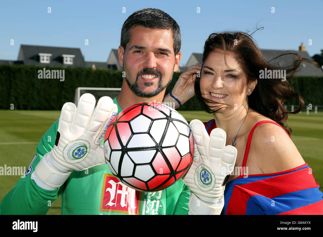 Die britische Polio-Botschafterin und QVC-Moderatorin Julia Roberts, die Polio hatte und jetzt vom Post Polio-Syndrom (PPS) betroffen ist, trifft auf Crystal Palace-Torhüter Julian Speroni auf dem Trainingsgelände des Clubs in Beckenham, Kent, um eine wohltätige Laufsteg-Show zu starten. Stockfoto