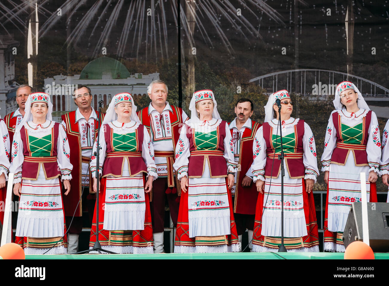 Gomel, Weißrussland - 9. Mai 2015: Unbekannte Frauengruppe in nationale Kleidung zur Feier des 70. Jahrestages der Befreiung des werden Stockfoto
