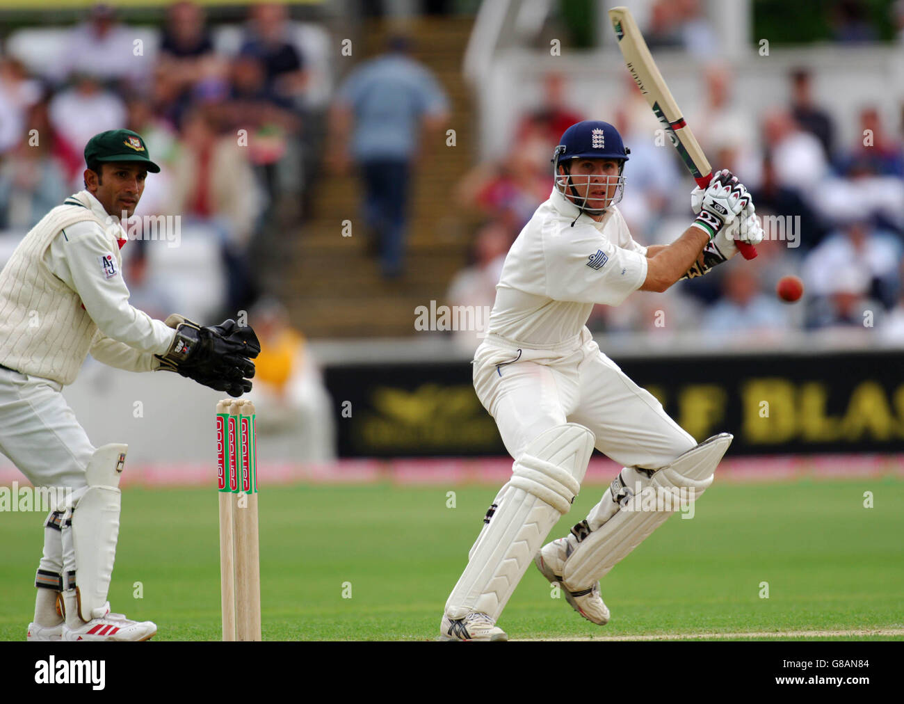 Cricket - npower Second Test - England gegen Bangladesch - Tag 1 - Riverside Ground. Der englische Michael Vaughan knackt eine vier Stockfoto