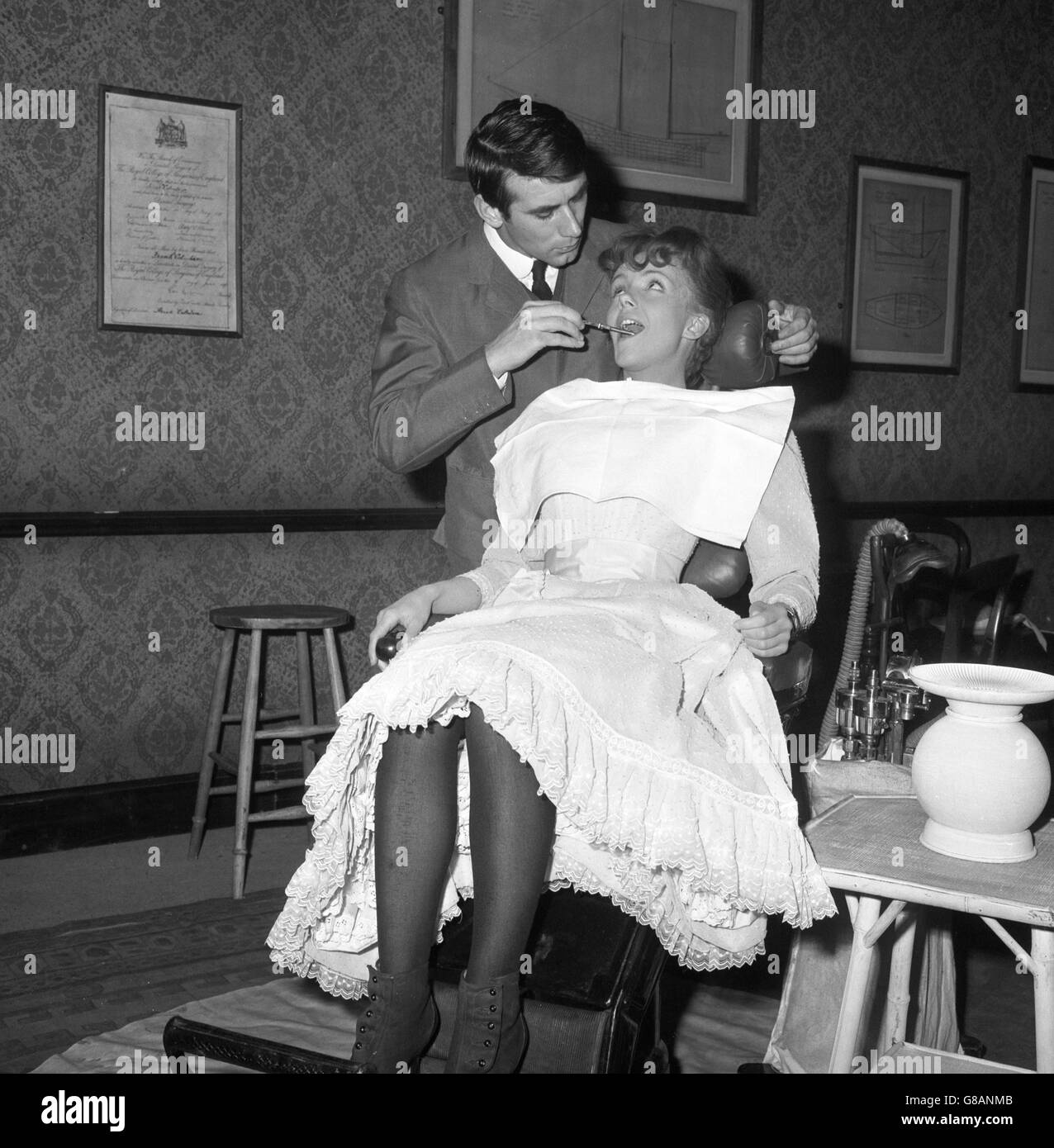 Keith Baxter als Valentine der Zahnarzt und Celia Bannerman als Dolly Proben eine Szene für Bernard Shaws You Never Can Tell im Haymarket Theatre, London. Stockfoto