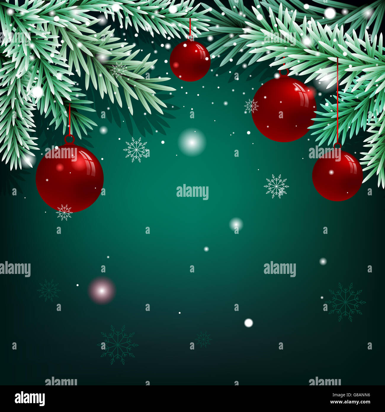 Grüne Weihnachten Hintergrund mit Tannenzweigen und Kugeln Stockfoto