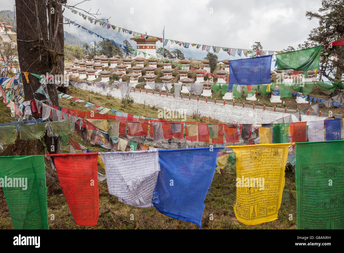 Bunte Fahnen Symbol der buddhistischen Gebete in der Nähe von heiligen Tempel thimphu wangdue Bhutan Asien Stockfoto