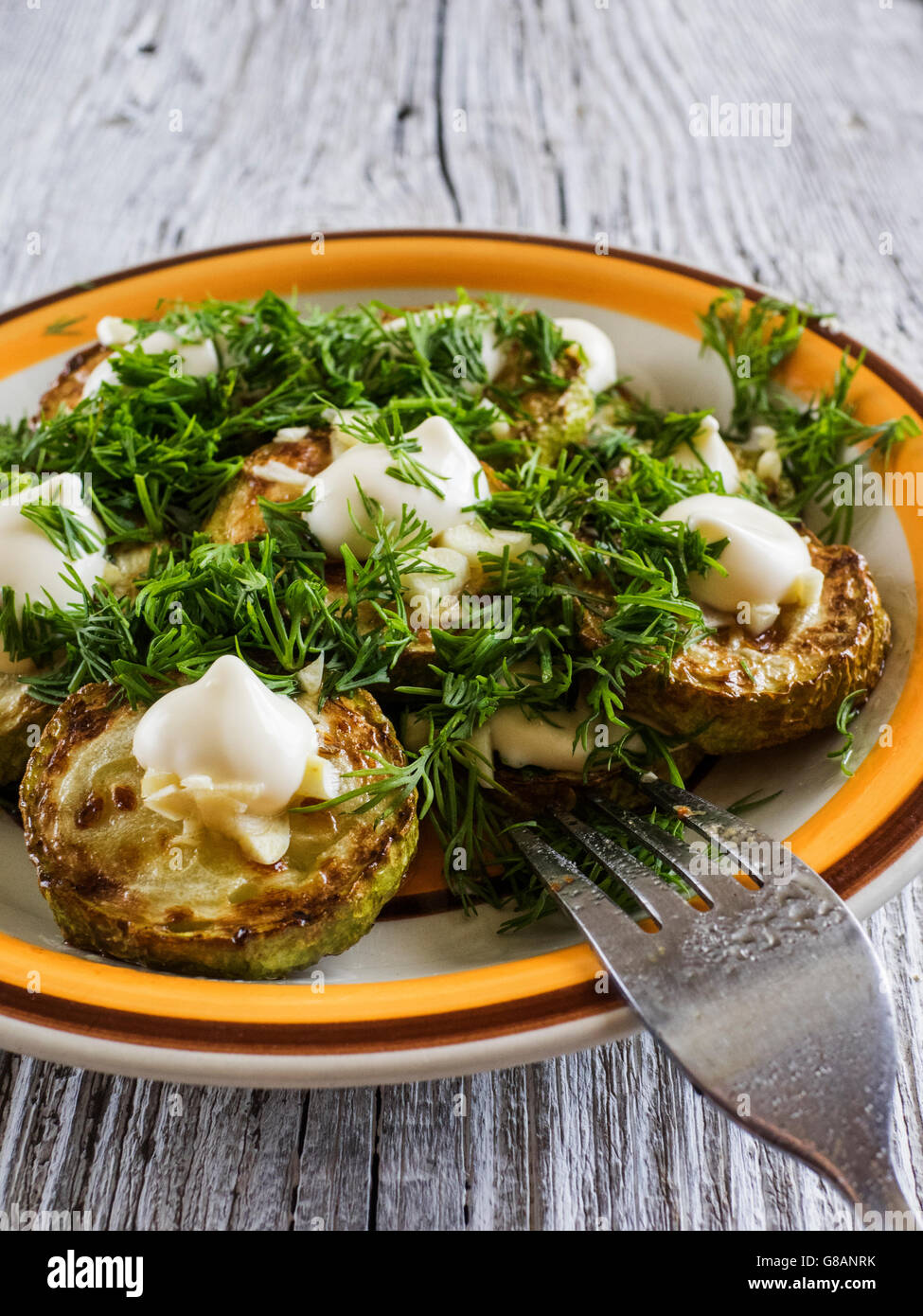 Gebratene Zucchini mit Mayonnaise, gehackten Knoblauch und dill Stockfoto