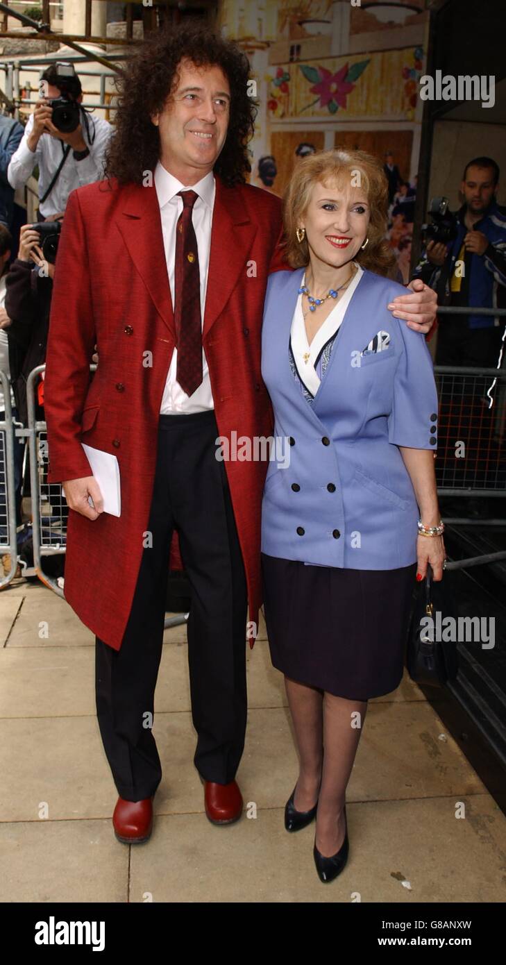 50. Ivor Novello Awards - Grosvenor House, Park Lane. Brian May von Queen und seiner Frau Anita Dobson. Stockfoto