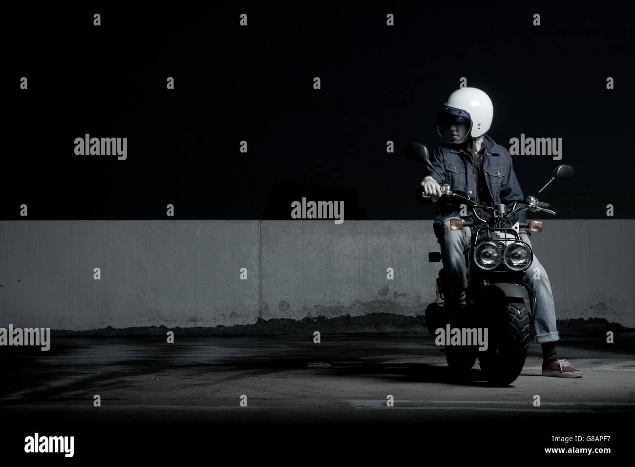 Portrait der Mann sitzt auf dem Motorrad Stockfoto