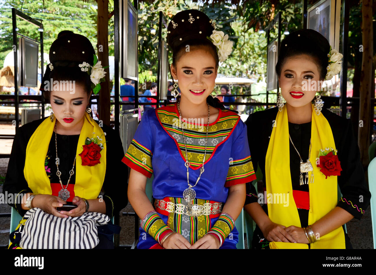 SAKON NAKHON, THAILAND - Januar 15: Phu thai Leute tragen Kleider Tracht Phu Thai für zeigen und Phu thai Welt da beitreten Stockfoto