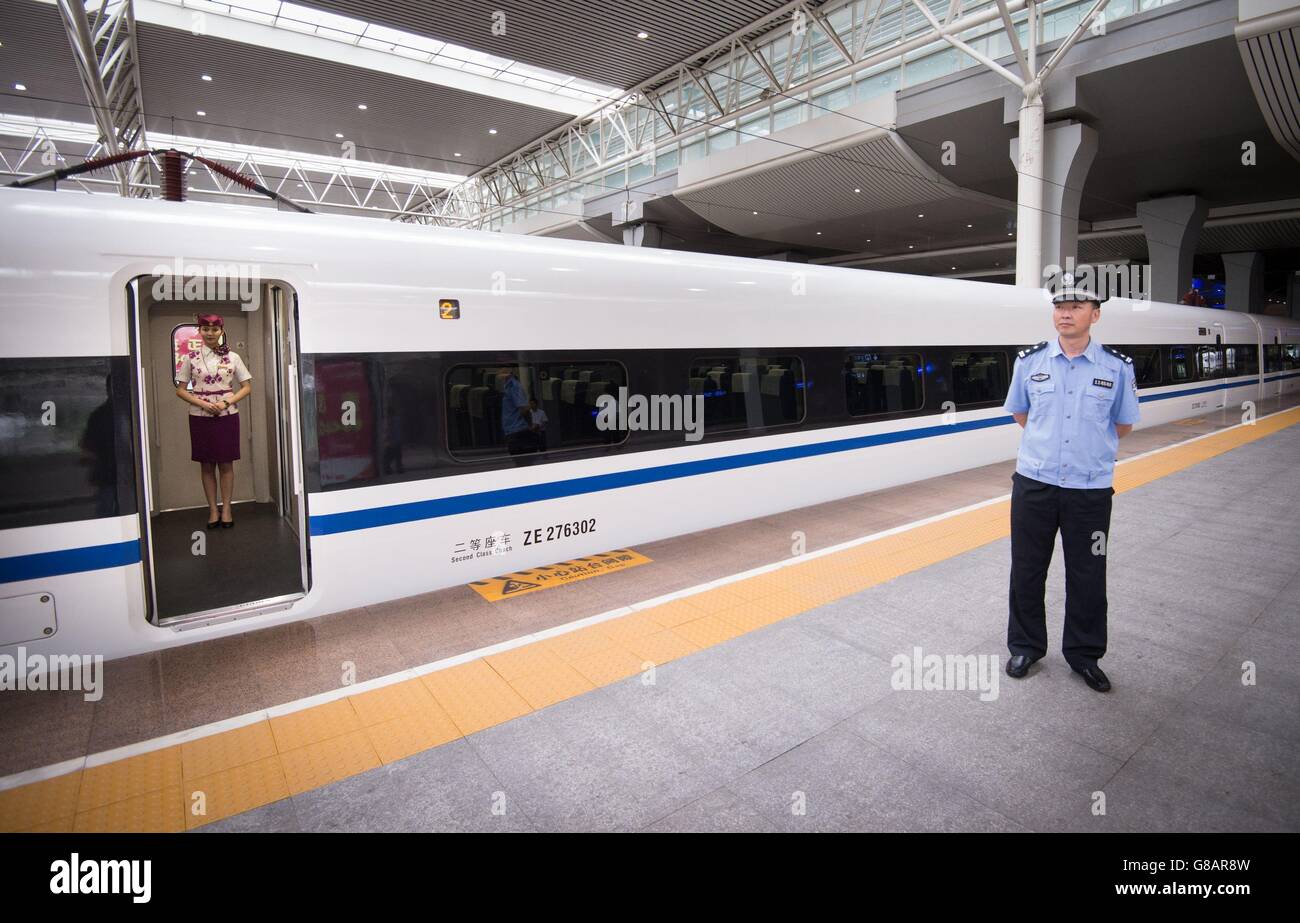 Die Besatzung in einem Hochgeschwindigkeitszug wartet auf die Abfahrt am Bahnhof Chengdu Ost, als Kanzler George Osborne den Bahnhof nach einem Treffen mit chinesischen Investoren in Chengdu besichtigte. Wo er sie drängte, um einen Anteil von &ACIRC;&pound;11.8 Milliarden HS2 Bauaufträge und &ACIRC;&pound;24 Milliarden von Entwicklungen in nördlichen Städten zu bieten, bevor sie den Bahnhof besuchen. Stockfoto