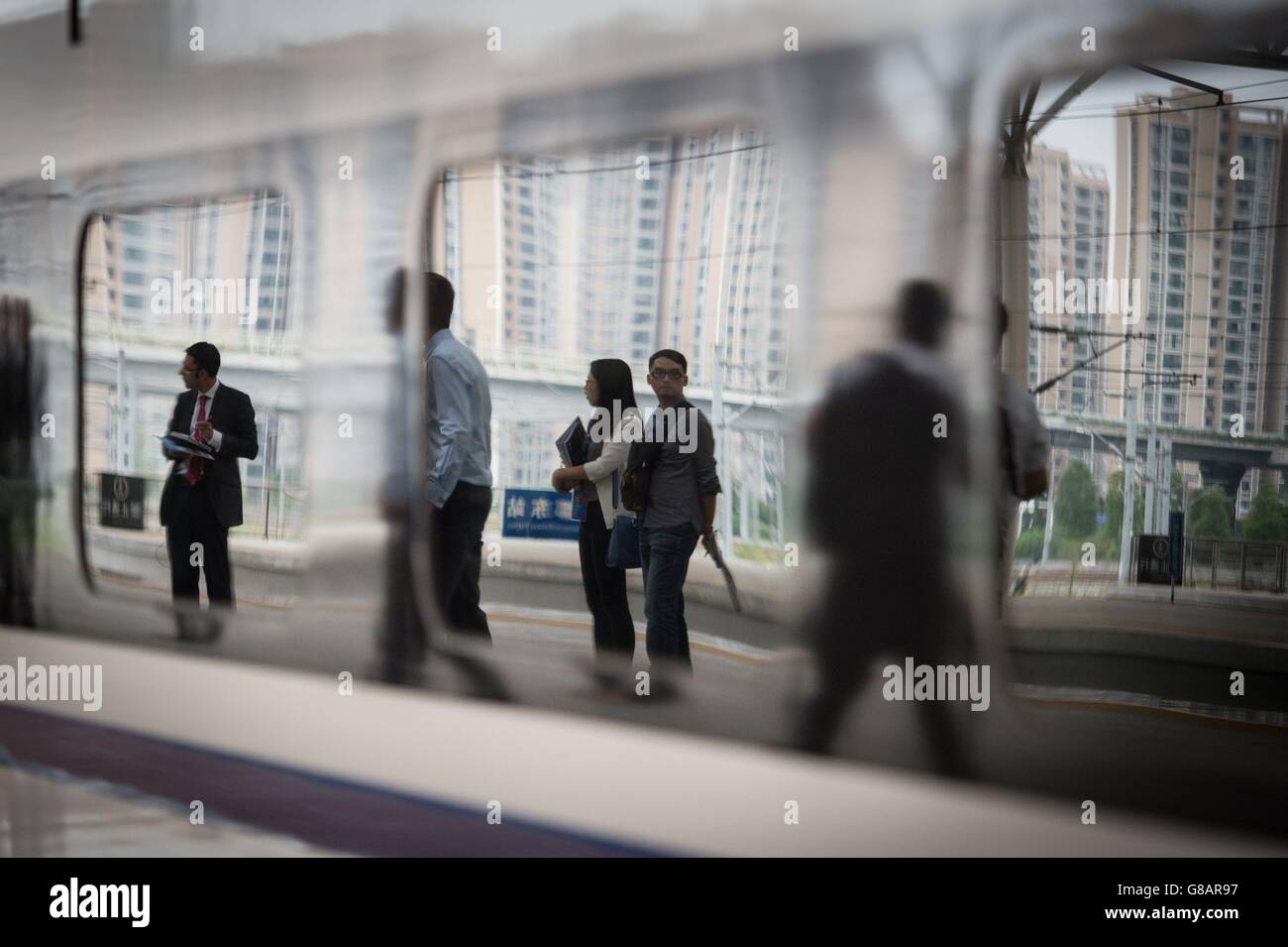 Gebäude spiegeln sich in den Fenstern eines Hochgeschwindigkeitszugs am Bahnhof Chengdu East wider, als Bundeskanzler George Osborne in Chengdu mit chinesischen Investoren zusammentraf, Wo er sie drängte, einen Anteil von &ACIRC;&pound;11.8 Milliarden HS2-Bauverträgen und &ACIRC;&pound;24 Milliarden von Entwicklungen in nördlichen Städten zu erbieten, bevor er den Bahnhof besuchte. Stockfoto