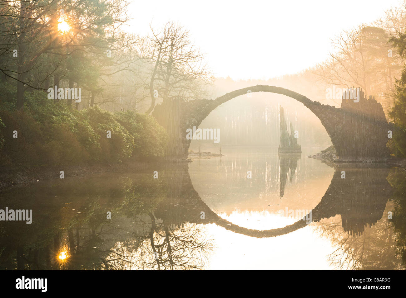 Die Rakotzbruecke bei Azaleen- und Rhododendronpark Kromlau, Sachsen, Deutschland Stockfoto