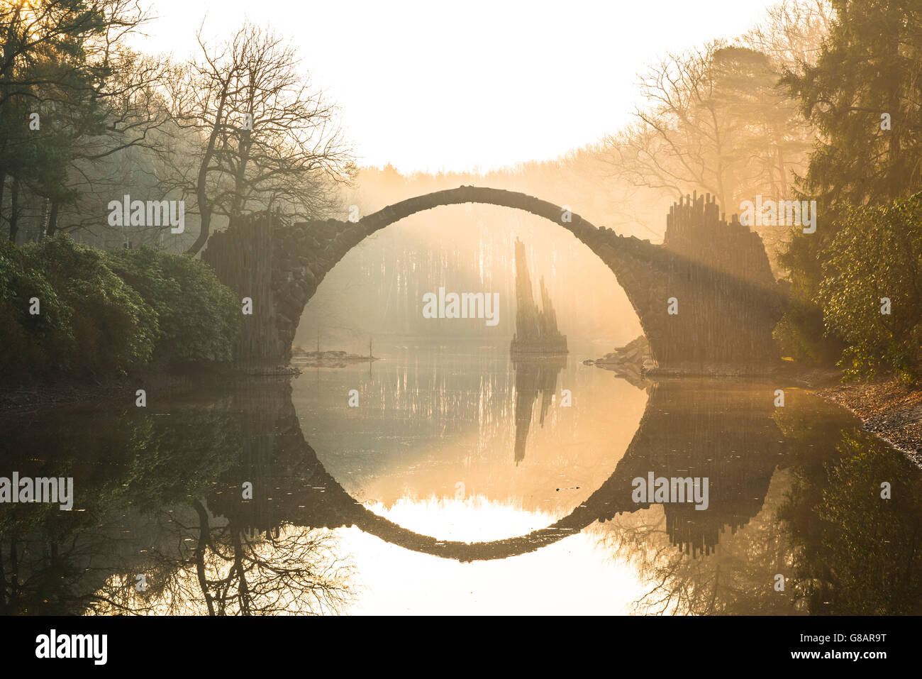 Die Rakotzbruecke bei Azaleen- und Rhododendronpark Kromlau, Sachsen, Deutschland Stockfoto