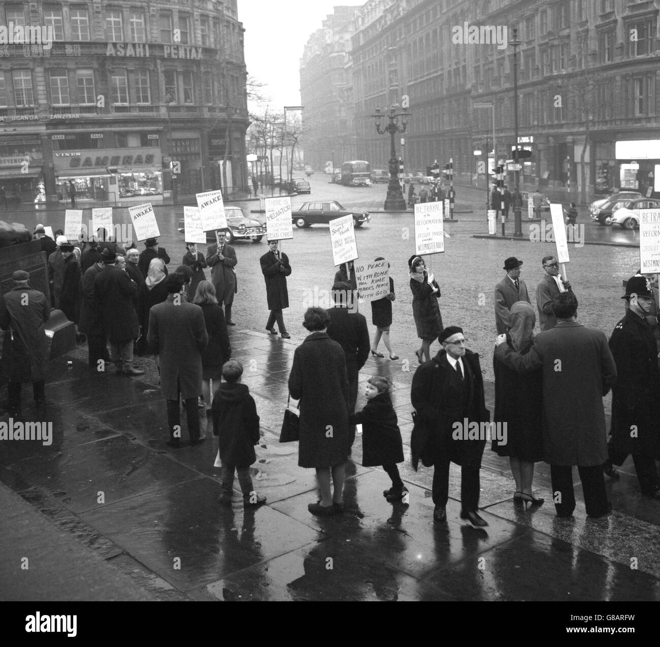 Männer und Frauen, die auf dem Trafalgar Square mit Plakaten mit der Aufschrift „Protestanten – wach auf vor den Gefahren der Einheit mit Rom“ paradieren. Etwa 50 Menschen nahmen an der Kundgebung für die Einheit der Christen Teil, an der Mitglieder verschiedener Konfessionen, darunter auch Katholiken, teilnahmen. Ein Sprecher der Streikposten sagte, sie vertraten den Internationalen Rat der Kirchen. Stockfoto