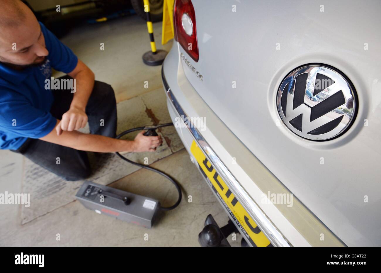 Ein Volkswagen Passat CC-Auto wird auf seine Abgasemissionen getestet, an einer MOT-Teststation (Ministry of Transport) in Walthamstow, London, da die Software, die in Volkswagen-Dieselfahrzeugen zum Trick von Emissionstestern in den USA verwendet wird, auch in seine europäischen Fahrzeuge eingebaut wurde, so der deutsche Verkehrsminister. Stockfoto