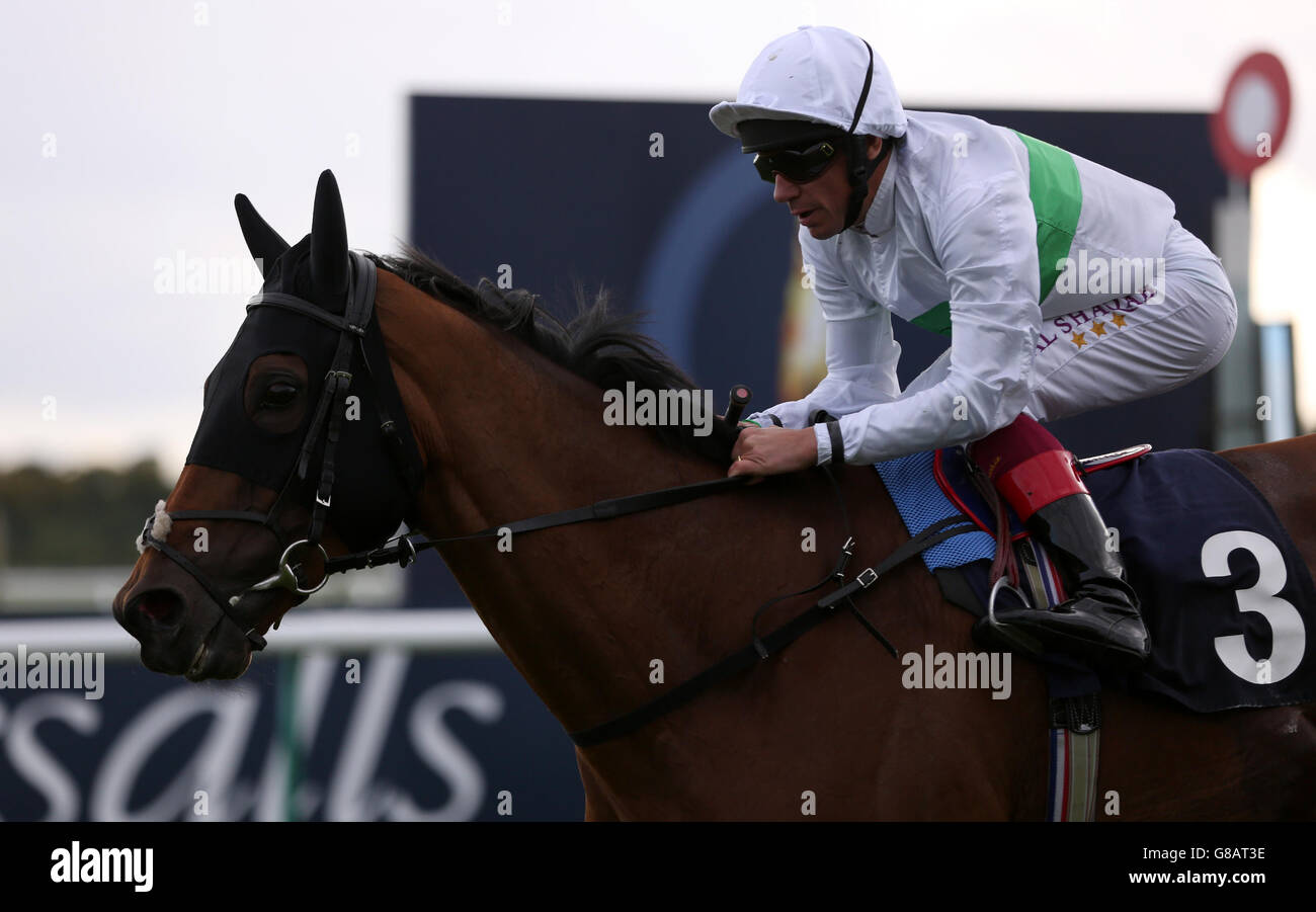 Flying Officer unter Frankie Dettori gewinnt den Jockey Club Rose Bowl am ersten Tag des Cambridgeshire Meetings auf der Newmarket Racecourse. Stockfoto