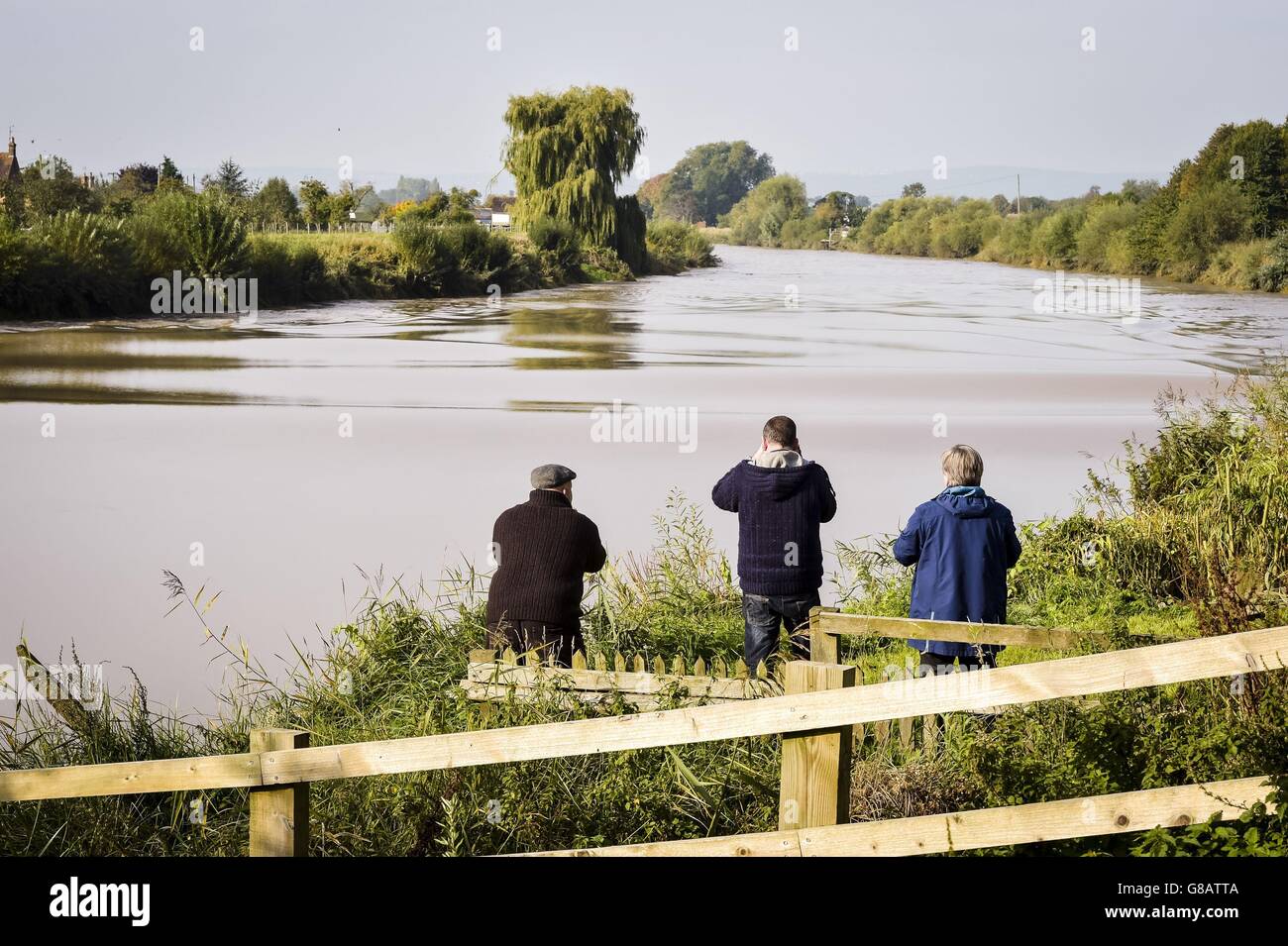 Fotografen schießen die Severn Bore Welle in Minsterworth, Gloucestershire, wo sich die vorhergesagte 4* Bohrung aufgrund der lokalen Wetterbedingungen in den letzten Wochen als extrem flach und glanzlos herausstellte. Stockfoto