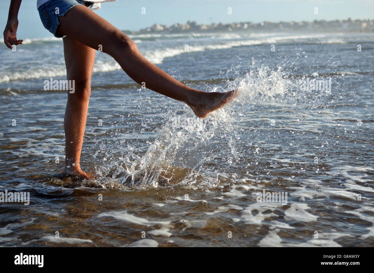 Mädchen im Meer planschen Stockfoto