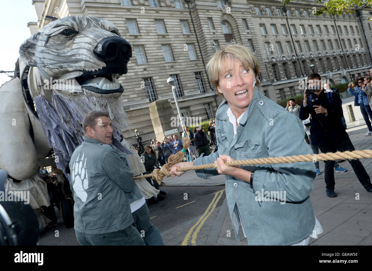 Emma Thompson hilft freiwilligen Puppenspielern, Aurora, den Eisbären mit Doppeldeckerbus, vor dem Shell-Hauptquartier in London zu bewegen, während Greenpeace-Aktivisten die Entscheidung des anglo-niederländischen Ölmajors Shell feiern, die Ölbohrungen in der Arktis zu stoppen. Stockfoto