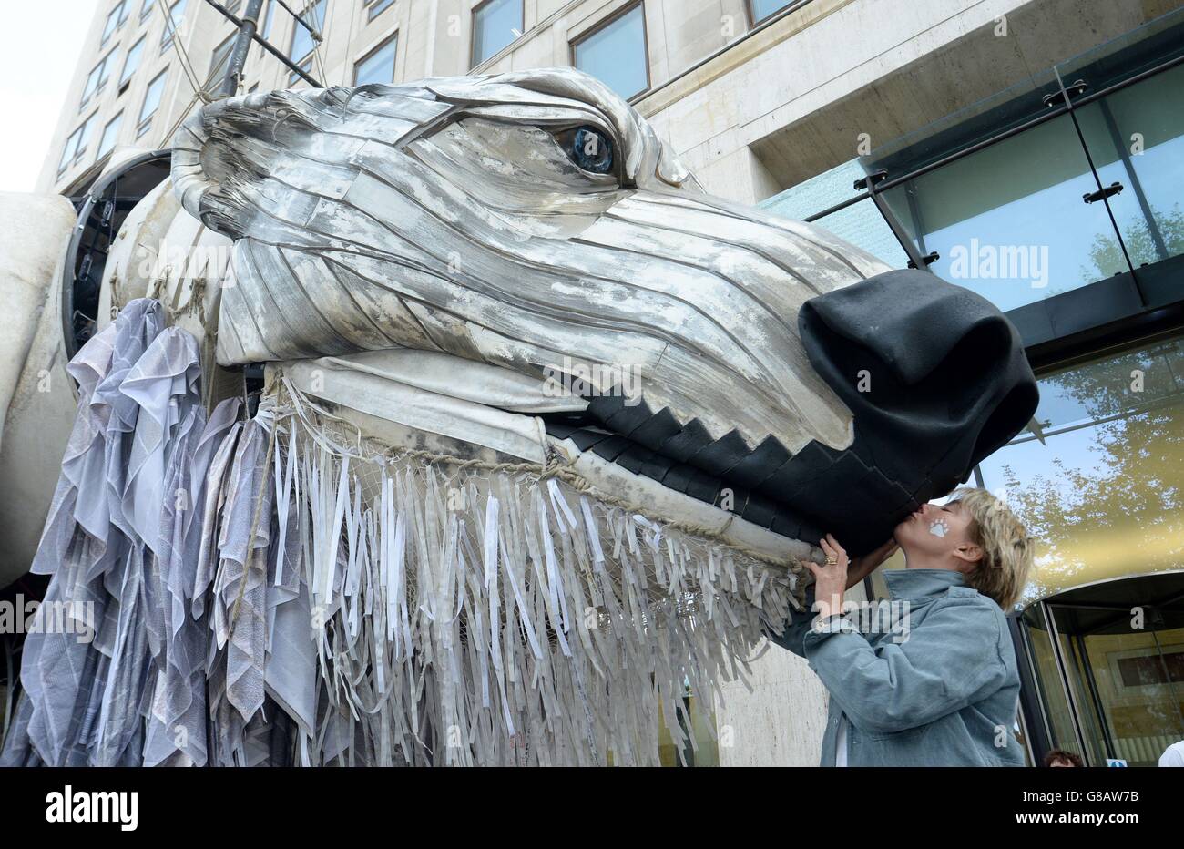 Emma Thompson mit Aurora, dem Eisbären im Doppeldeckerbus, bevor er von der Front des Shell-Hauptquartiers in London bewegt wird, während Greenpeace-Aktivisten die Entscheidung des anglo-niederländischen Ölmajors Shell feiern, die Ölbohrungen in der Arktis zu stoppen. Stockfoto