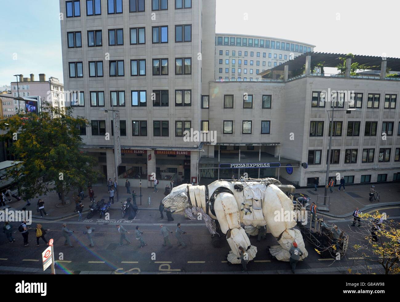 Puppenspieler bewegen Aurora, den Eisbären im Doppeldeckerbus, vor dem Shell-Hauptquartier in London, während Greenpeace-Aktivisten die Entscheidung des anglo-niederländischen Ölmajors Shell feiern, die Ölbohrungen in der Arktis zu stoppen. Stockfoto