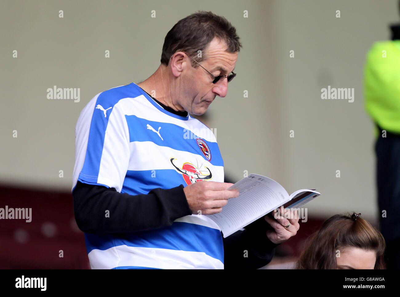Ein Reading-Fan in den Ständen liest das Spielprogramm Stockfoto