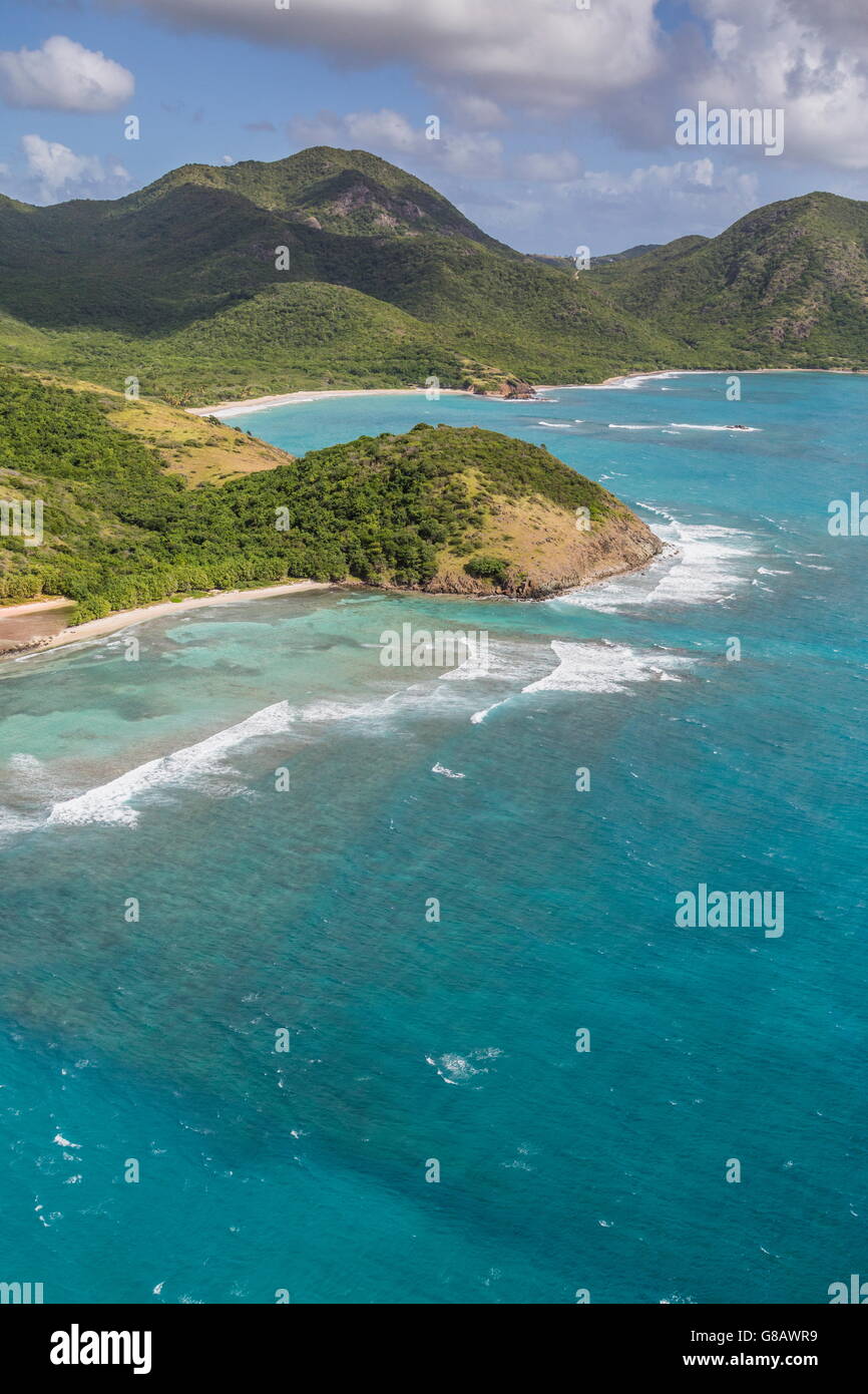 Luftaufnahme des türkisblauen Meer von Antigua, wo die Wellen an der Küste der Karibik Leeward Inseln Westindische Inseln Stockfoto