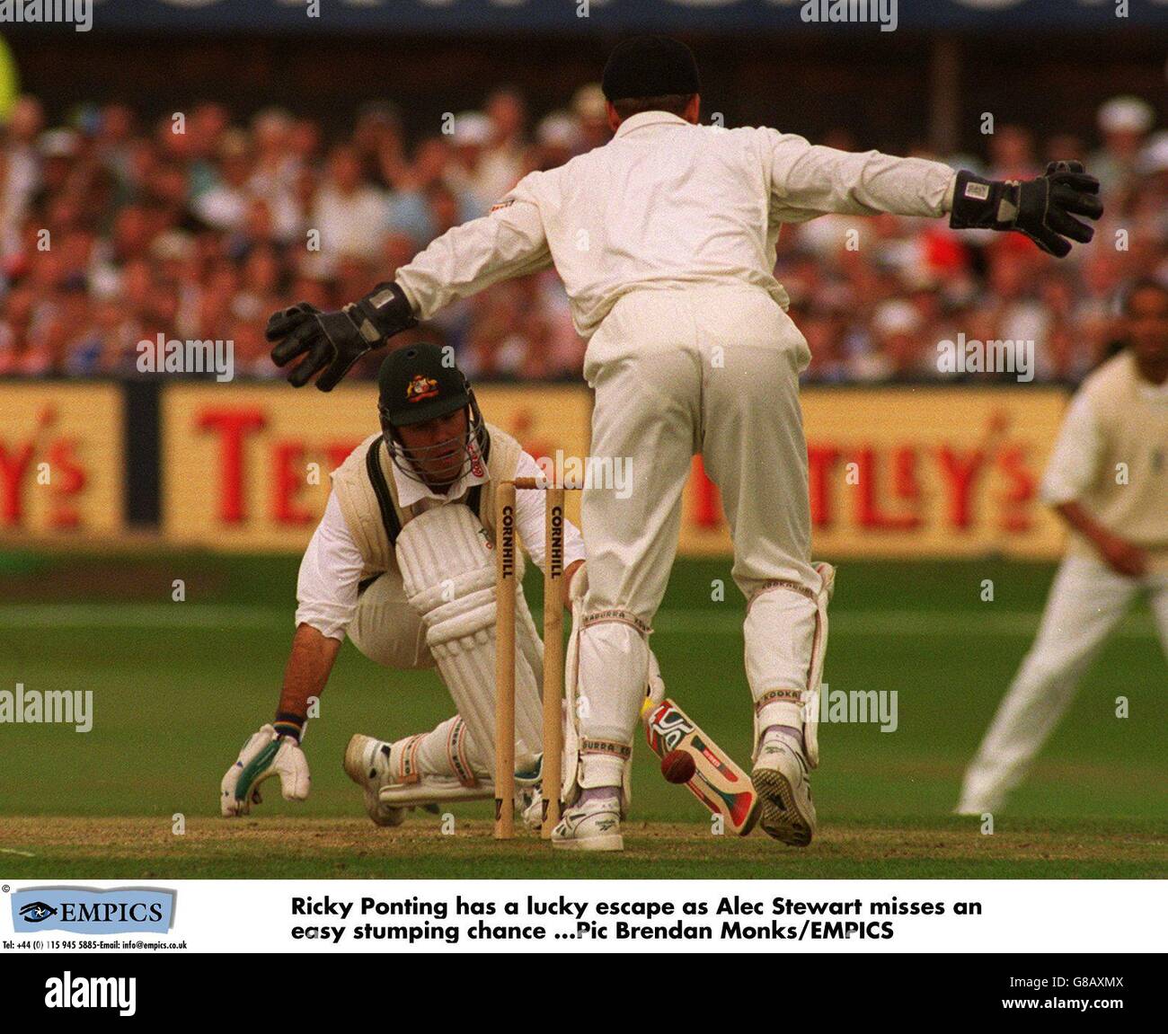 Cricket-England gegen Australien- 4. Test, Headingley. Ricky Ponting hat Glück, als Alec Stewart eine einfache Stolperchance verpasst. Stockfoto