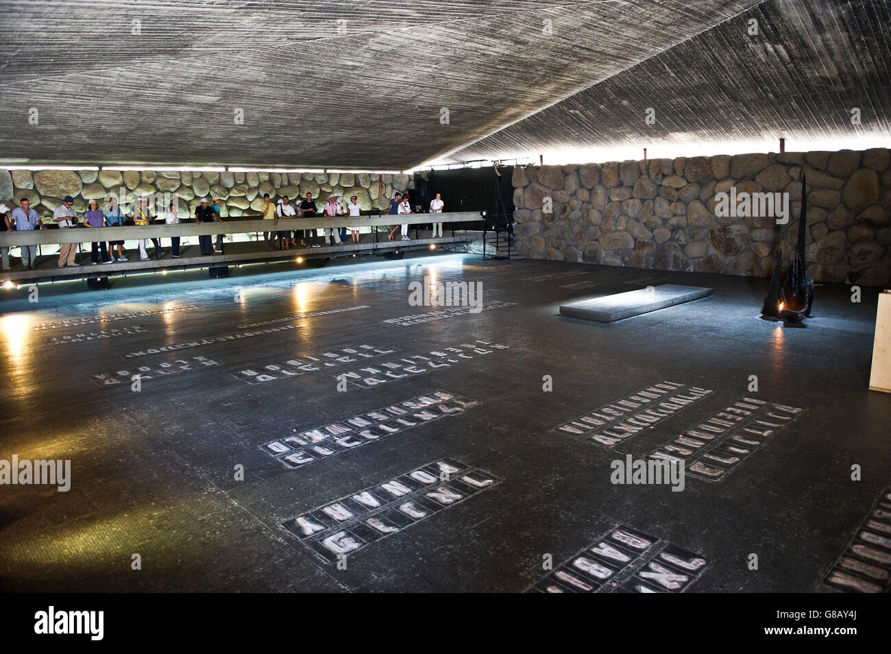 Israel, Jerusalem.  Yad Vashem - die Halle Erinnerung, wo ewiges Feuer im Speicher der Holocaust-Opfer brennt Stockfoto