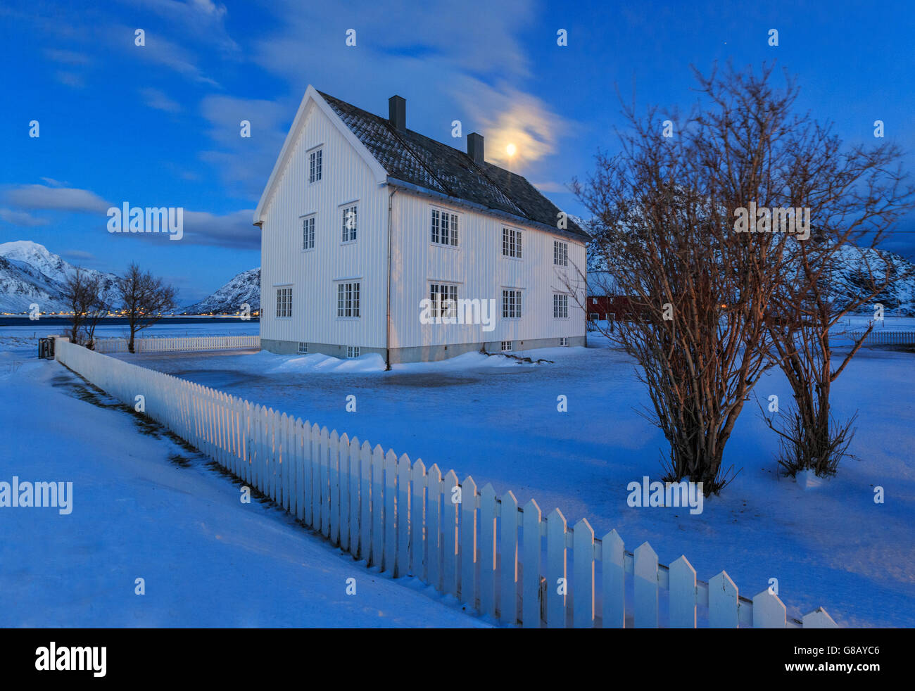 Typisches Haus mit Schnee in einem kalten Wintertag in der Dämmerung flakstad Lofoten norwegen Europa umgeben Stockfoto