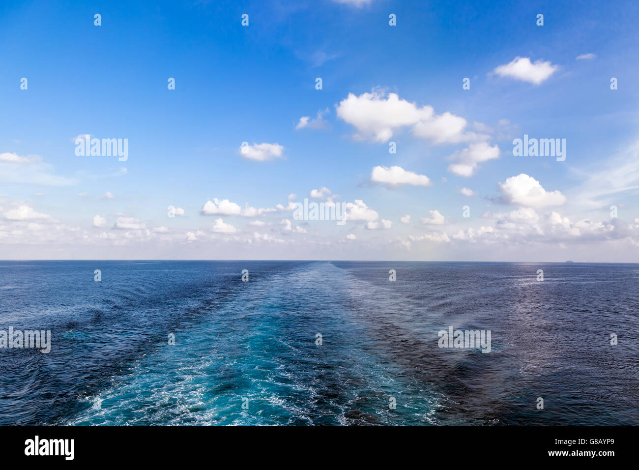 Weg des Schiffes auf See Wasser Oberfläche Stockfoto