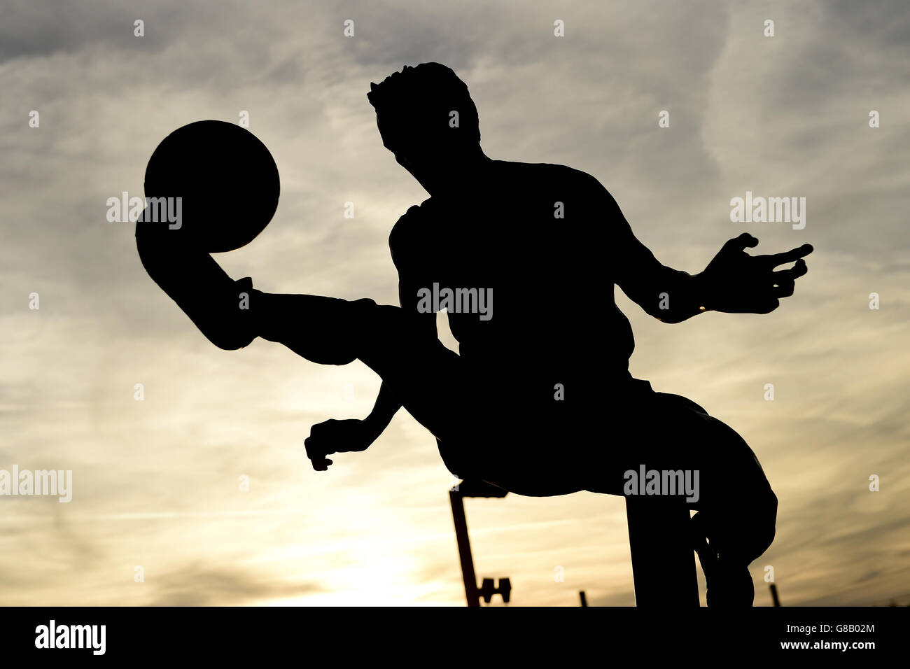 Gesamtansicht der Dennis Bergkamp-Statue vor dem Emirates Stadium vor dem UEFA Champions League, Gruppe F-Spiel im Emirates Stadium, London. Stockfoto