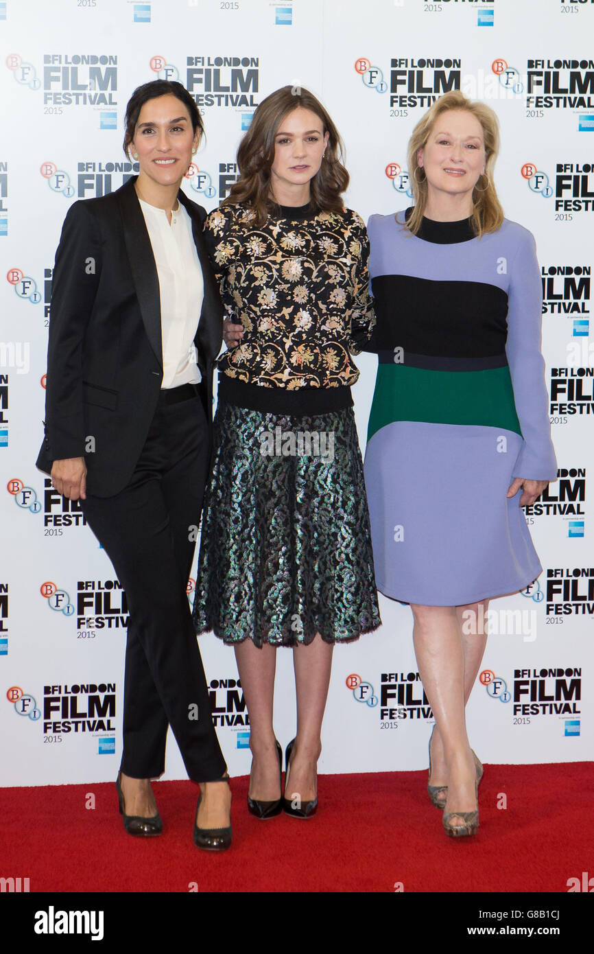 Regisseurin Sarah Gavron (links), Carey Mulligan (Mitte) und Meryl Streep bei einer Fotoaufnahme für ihren neuen Film Suffragette im Lanesborough Hotel in London. Stockfoto