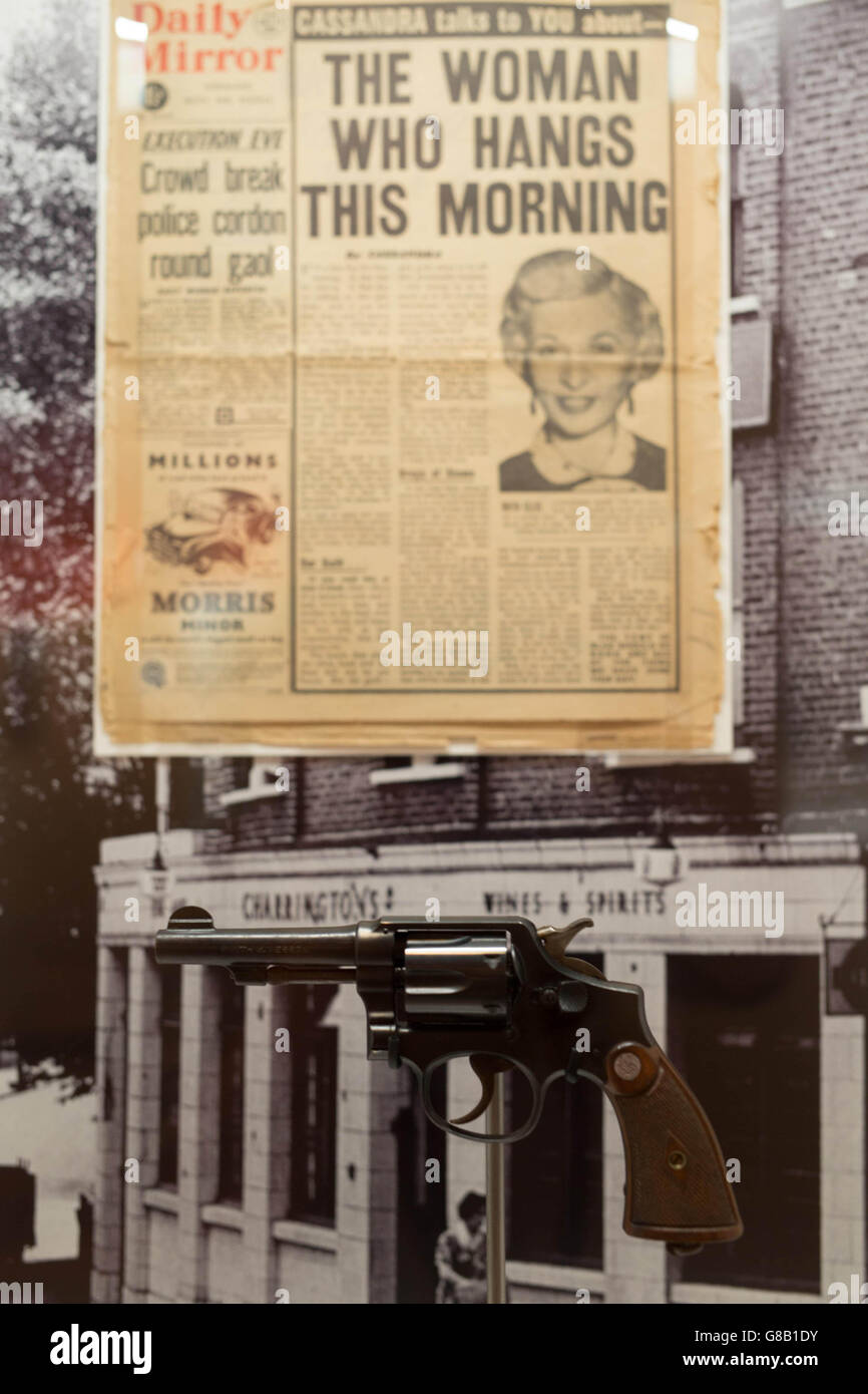 REDAKTIONELLE VERWENDUNG ONLY A Smith and Wesson .38 Revolver Ruth Ellis tötete David Blakely 1955 als letzte Frau, die gehängt wurde, und die im Rahmen der Ausstellung „The Crime Museum Uncovered“ im Museum of London ausgestellt wird, die am Freitag für die Öffentlichkeit zugänglich ist. Stockfoto