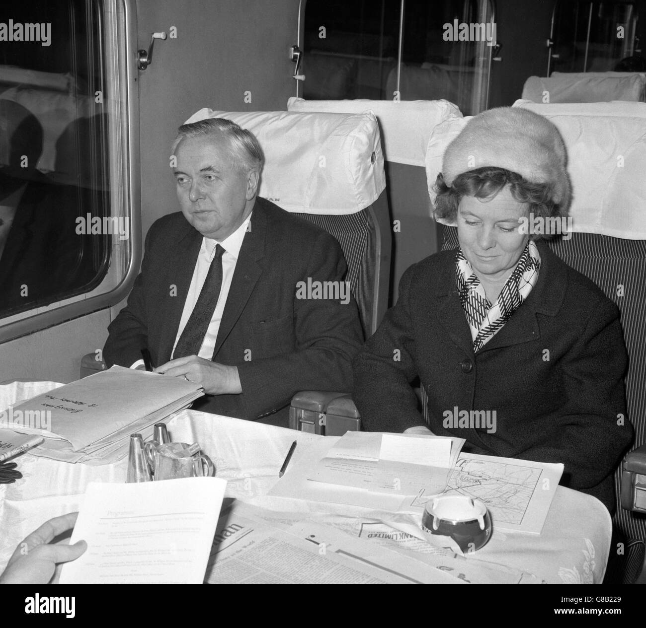 Der britische Premierminister Harold Wilson und seine Frau Mary verließen den Bahnhof Paddington, London, um Birmingham zu besuchen. Stockfoto