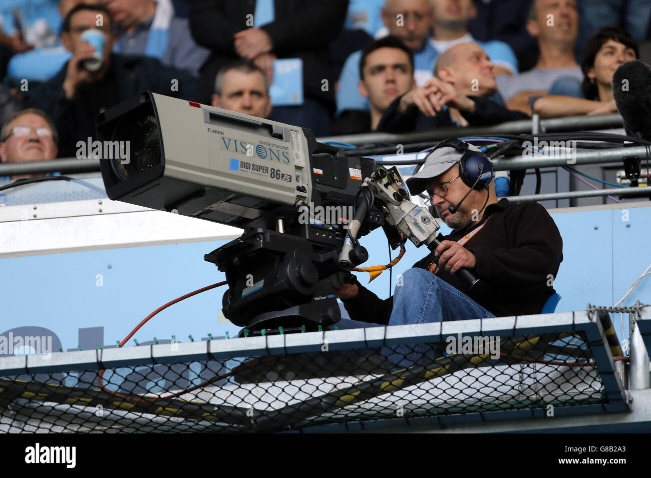 Fußball - Barclays Premier League - Manchester City / West Ham United - Etihad Stadium. Eine Fernsehkamera und ein Kameramann Stockfoto