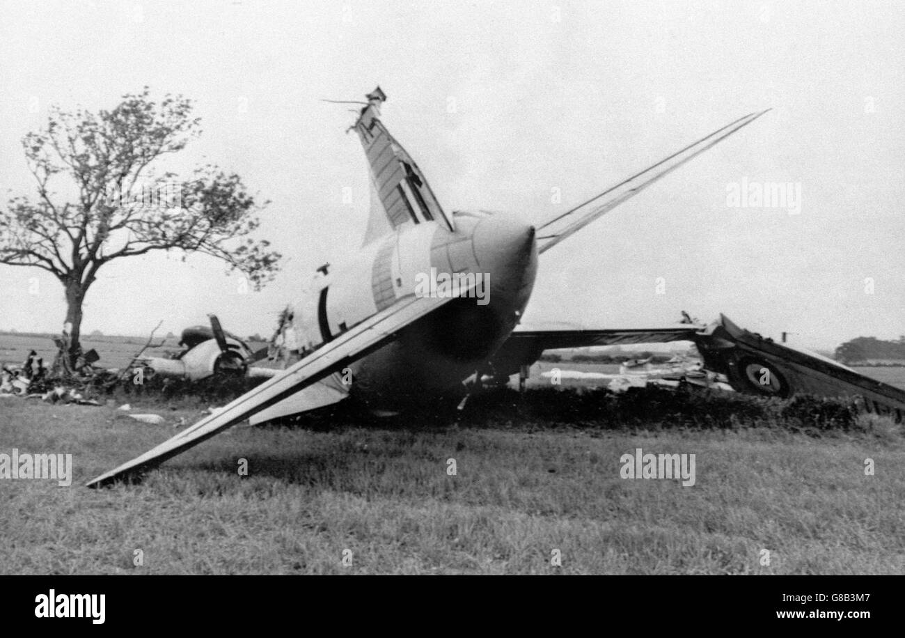 Auf dem Feld in der Nähe von Immingham, Lincolnshire, liegt das Wrack eines RAF Varsity-Trainerflugzeugs und eines zivilen Cessna-Flugzeugs, das in der Luft zusammenstieß und zusammen herunterkam. Zwei Männer wurden getötet, aber fünf Überlebende wurden ins Krankenhaus gebracht. Stockfoto