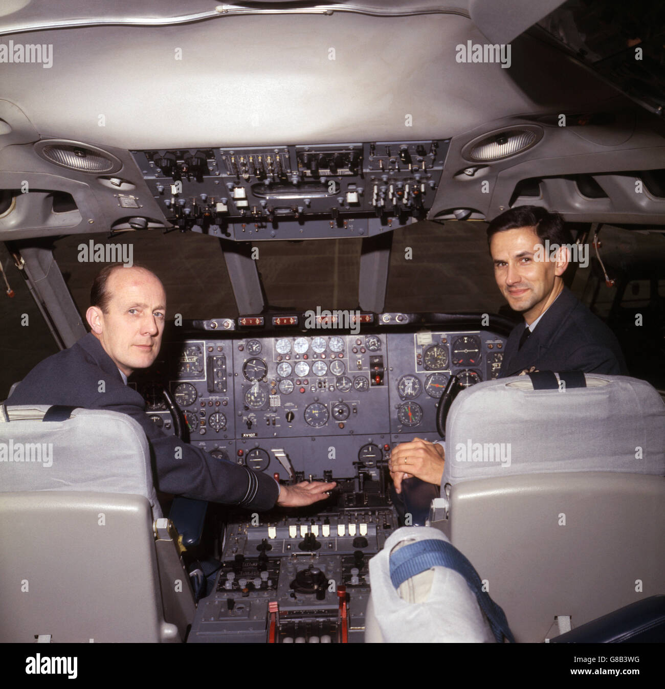 Die Geschwaderführer A. C. Musgrave von Hull, der Kapitän, und A. J. Richards von Gravesend (r), Co-Pilot, auf dem Flugdeck des VC 10 des RAF Air Support Command, der dort Königin zu ihrem südamerikanischen Staatsbesuch flog. Stockfoto