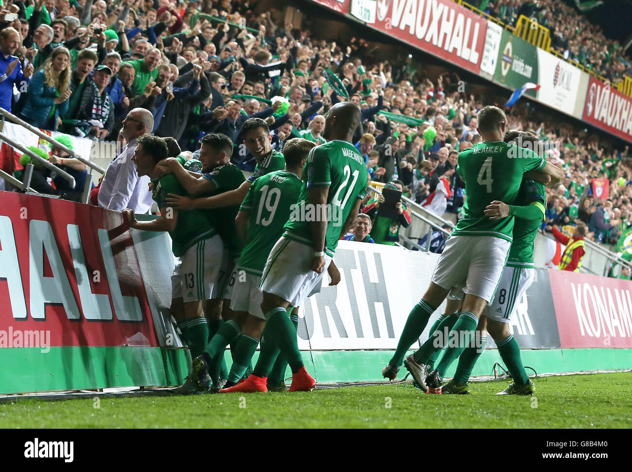 Steven Davis (rechts, Nummer 8) aus Nordirland feiert das erste Tor seiner Mannschaft im Spiel mit Teamkollegen während des UEFA-Europameisterschafts-Qualifikationsspiels im Windsor Park, Belfast. Stockfoto