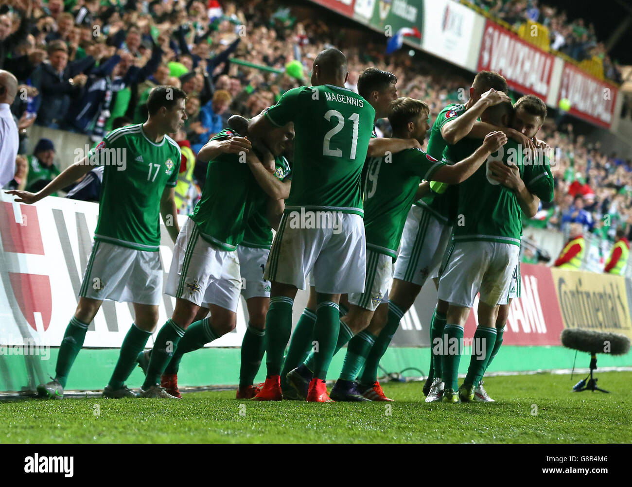 Steven Davis (rechts, Nummer 8) aus Nordirland feiert das erste Tor seiner Mannschaft im Spiel mit Teamkollegen während des UEFA-Europameisterschafts-Qualifikationsspiels im Windsor Park, Belfast. Stockfoto