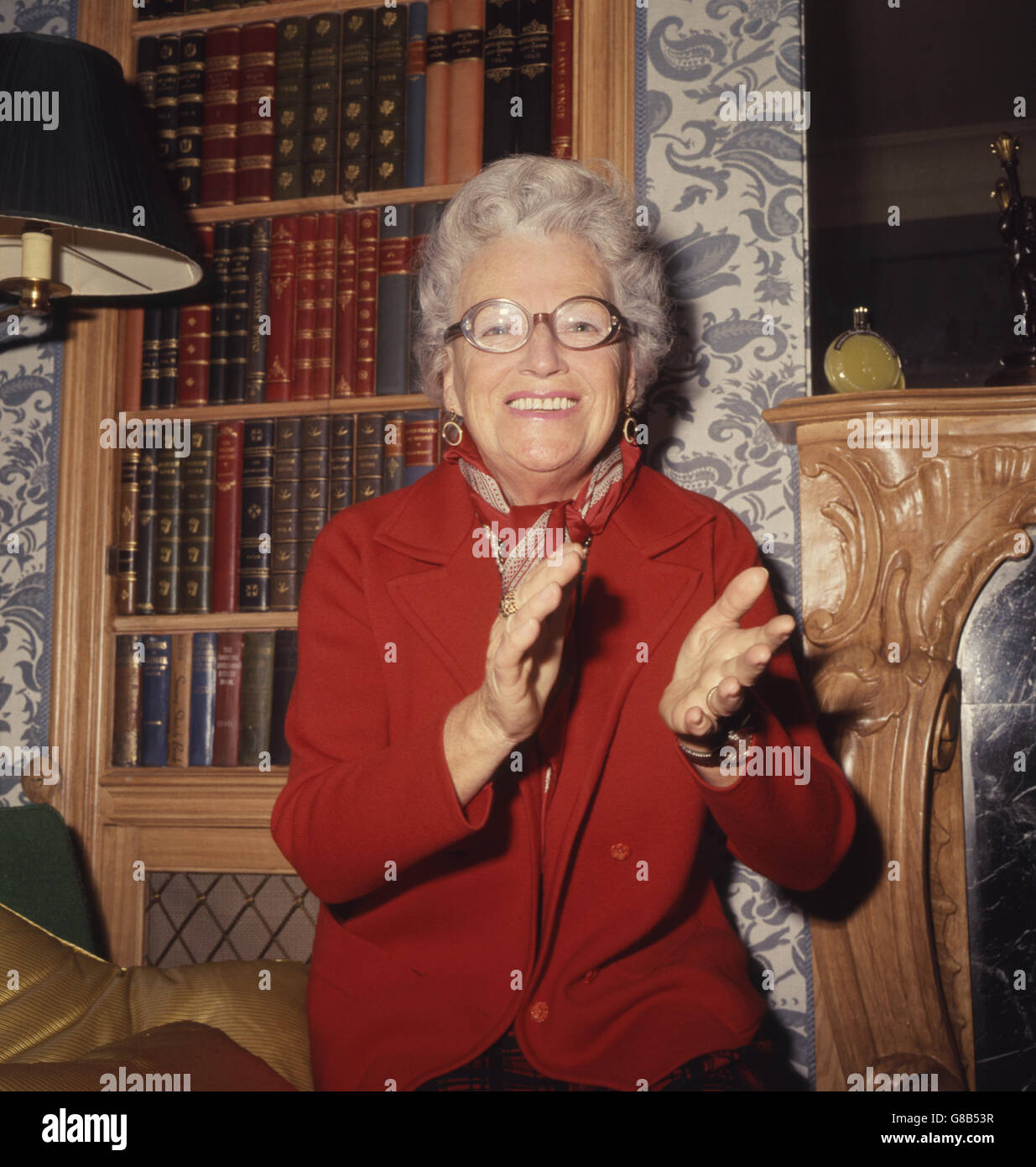 Die viel liebte 'Lassie from Lancashire', Gracie Fields, britische Entertainerin, geboren in Rochdale, und die jetzt auf der Insel Capri lebt, abgebildet in ihrem Londoner Hotel. Gracie ist hier auf einem Besuch, während dessen sie gebucht wird, um im Batley's Variety Club, West Yorkshire zu erscheinen. Stockfoto Die viel liebte 'Lassie from Lancashire', Gracie Fields, britische Entertainerin, geboren in Rochdale, und die jetzt auf der Insel Capri lebt, abgebildet in ihrem Londoner Hotel. Gracie ist hier auf einem Besuch, während dessen sie gebucht wird, um im Batley's Variety Club, West Yorkshire zu erscheinen. Stockfoto