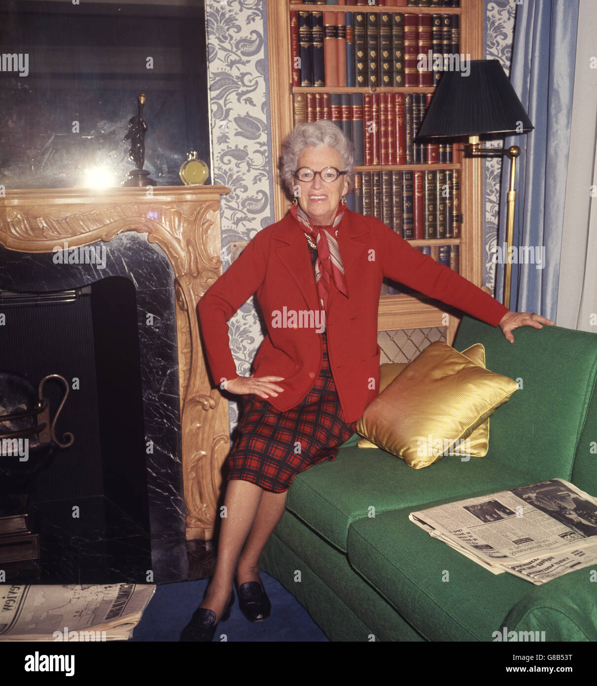 Die viel liebte 'Lassie from Lancashire', Gracie Fields, britische Entertainerin, geboren in Rochdale, und die jetzt auf der Insel Capri lebt, abgebildet in ihrem Londoner Hotel. Gracie ist hier auf einem Besuch, während dessen sie gebucht wird, um im Batley's Variety Club, West Yorkshire zu erscheinen. Stockfoto Die viel liebte 'Lassie from Lancashire', Gracie Fields, britische Entertainerin, geboren in Rochdale, und die jetzt auf der Insel Capri lebt, abgebildet in ihrem Londoner Hotel. Gracie ist hier auf einem Besuch, während dessen sie gebucht wird, um im Batley's Variety Club, West Yorkshire zu erscheinen. Stockfoto