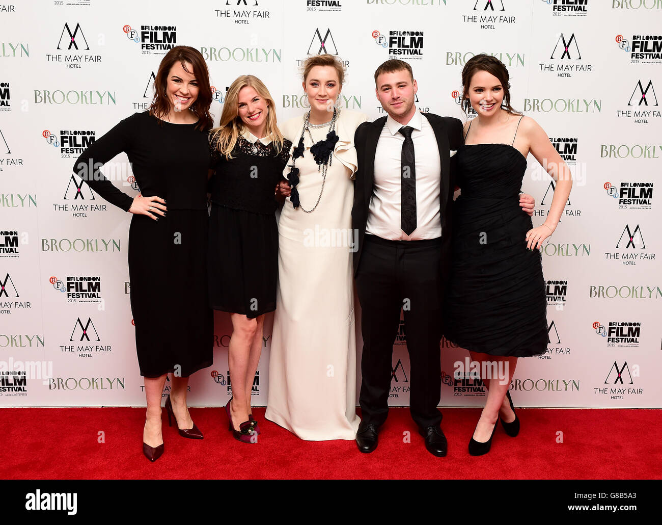 (L-R) Eve Macklin, Eva Birthistle, Saoirse Ronan, Emory Cohen und Eileen O'Higgins bei der offiziellen Vorführung von Brooklyn während des 59. BFI London Film Festival im Odeon Leicester Square, London. DRÜCKEN Sie VERBANDSFOTO. Siehe PA Story SHOWBIZ Brooklyn. Bilddatum: Montag, 12. Oktober 2015. Bildnachweis sollte lauten: Ian West/PA Wire Stockfoto