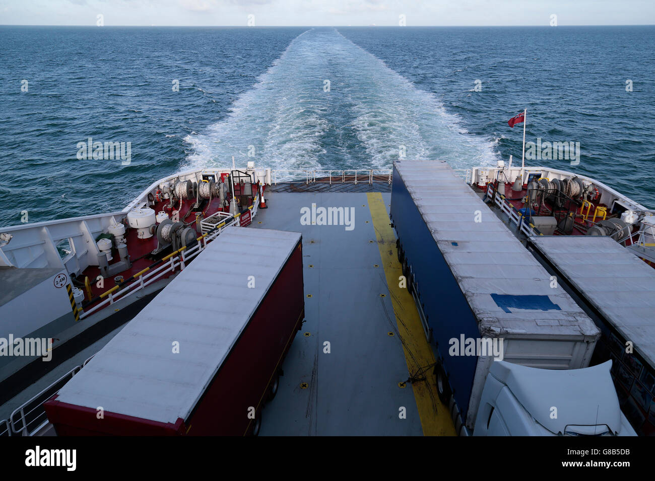 LKW Fracht an Bord der Fähre Boot segeln Arcoss den Ärmelkanal Stockfoto